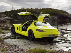 Játék Mercedes-Benz SLS E-Cell Puzzle online