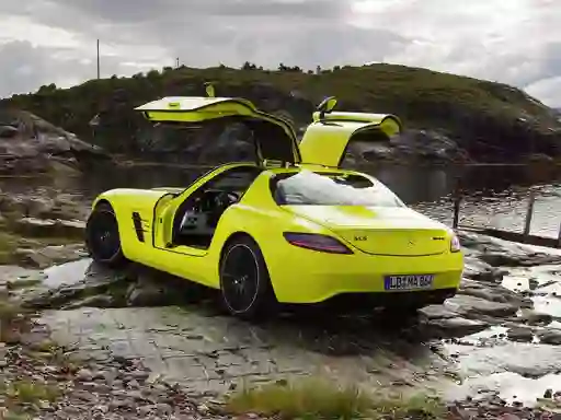 Játék Mercedes-Benz SLS E-Cell Puzzle online